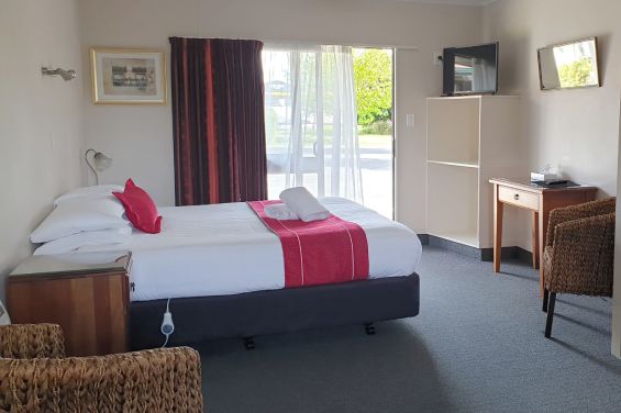 Family-friendly Ashburton inn with playground and BBQ area