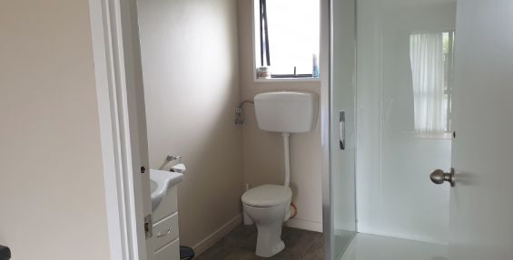 1-bedroom unit bathroom